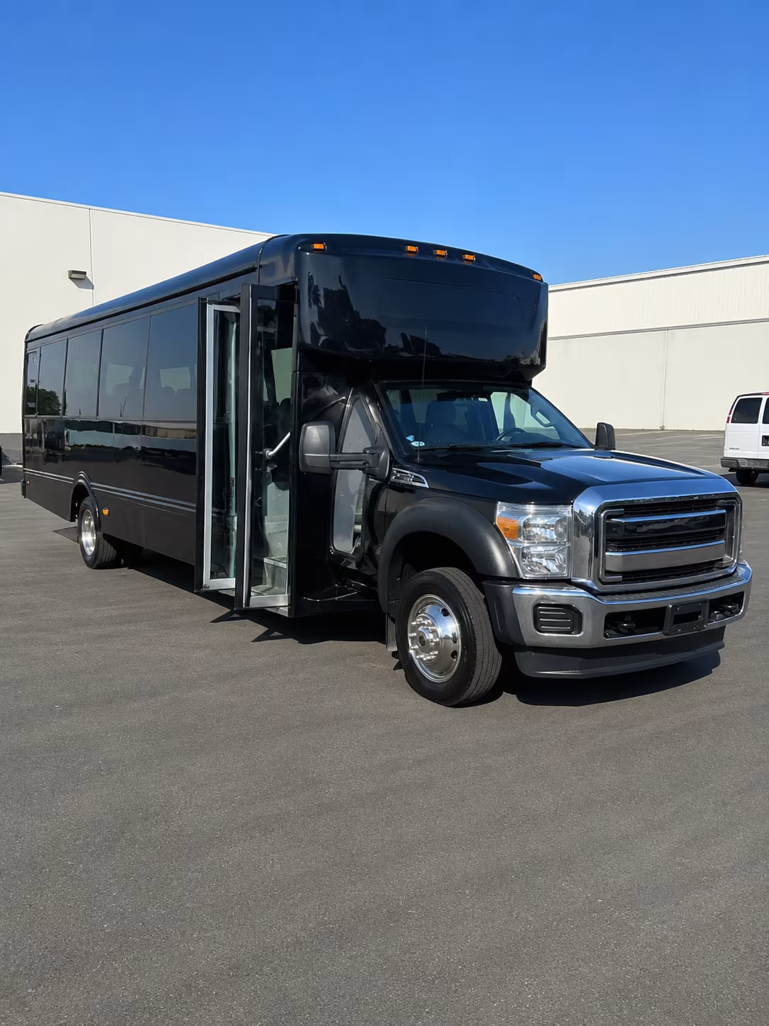 oxnard airport and burbank airport bus transfers to santa barbara